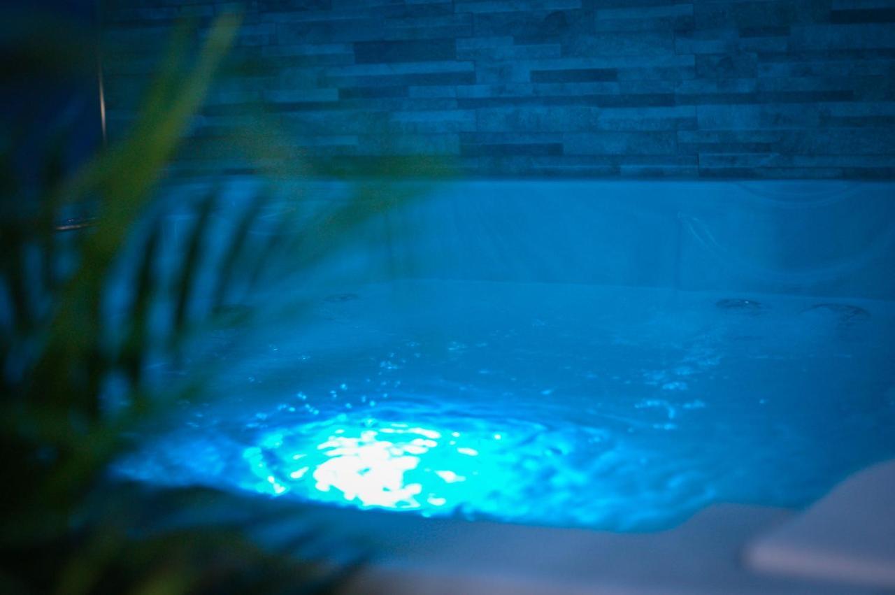 Nuit Vip Spa Sauna Privatif Le Rove Екстериор снимка